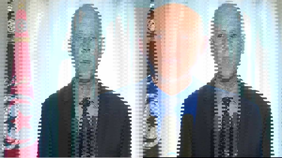 من هو قيس سعيد مفاجأة الانتخابات التونسية؟