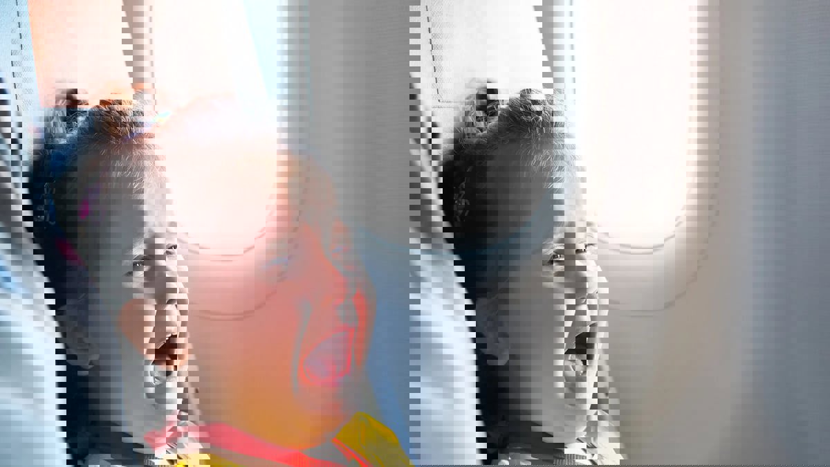 كيف توقف نوبة غضب طفلك على متن الطائرة؟