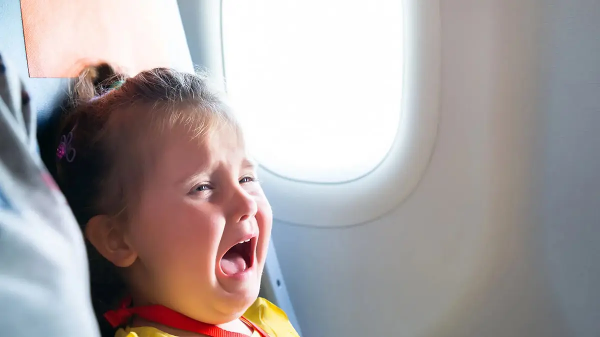 كيف توقف نوبة غضب طفلك على متن الطائرة؟