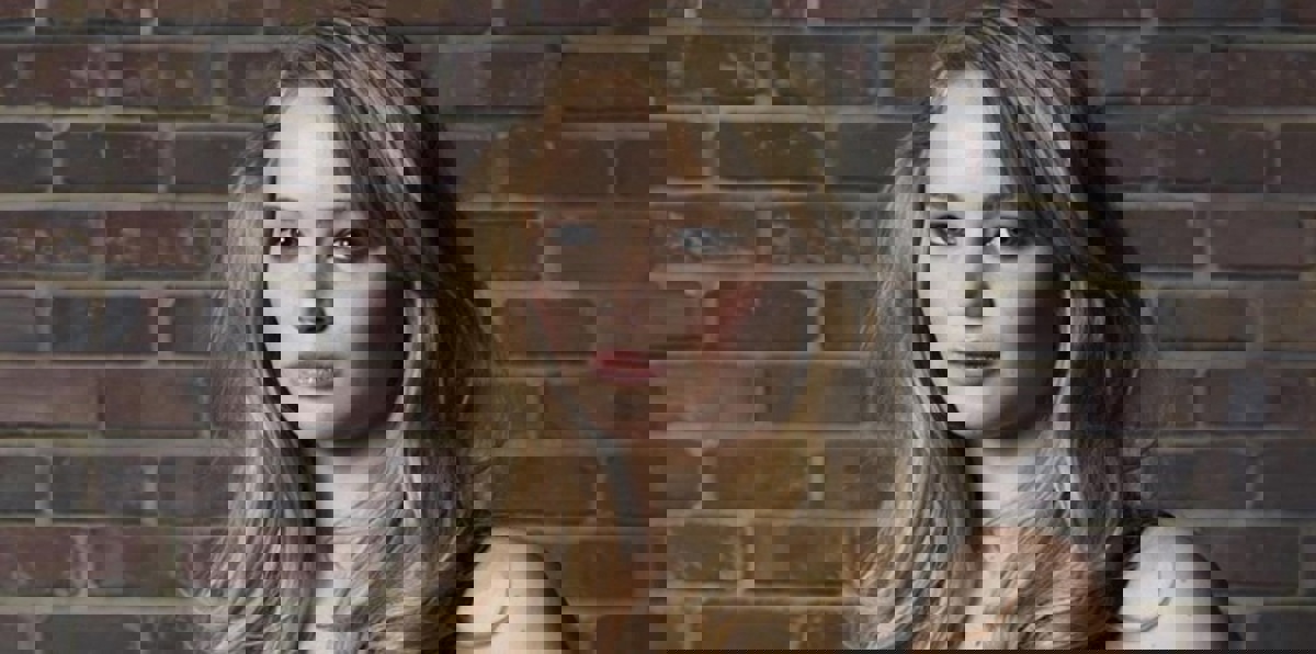 جينيفر لورانس تسقط على السجادة الحمراء (صور)