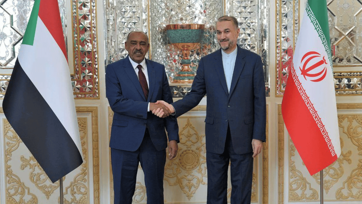 طهران وحكومة الخرطوم تستعدان لإعادة فتح سفارتي البلدين (صور)