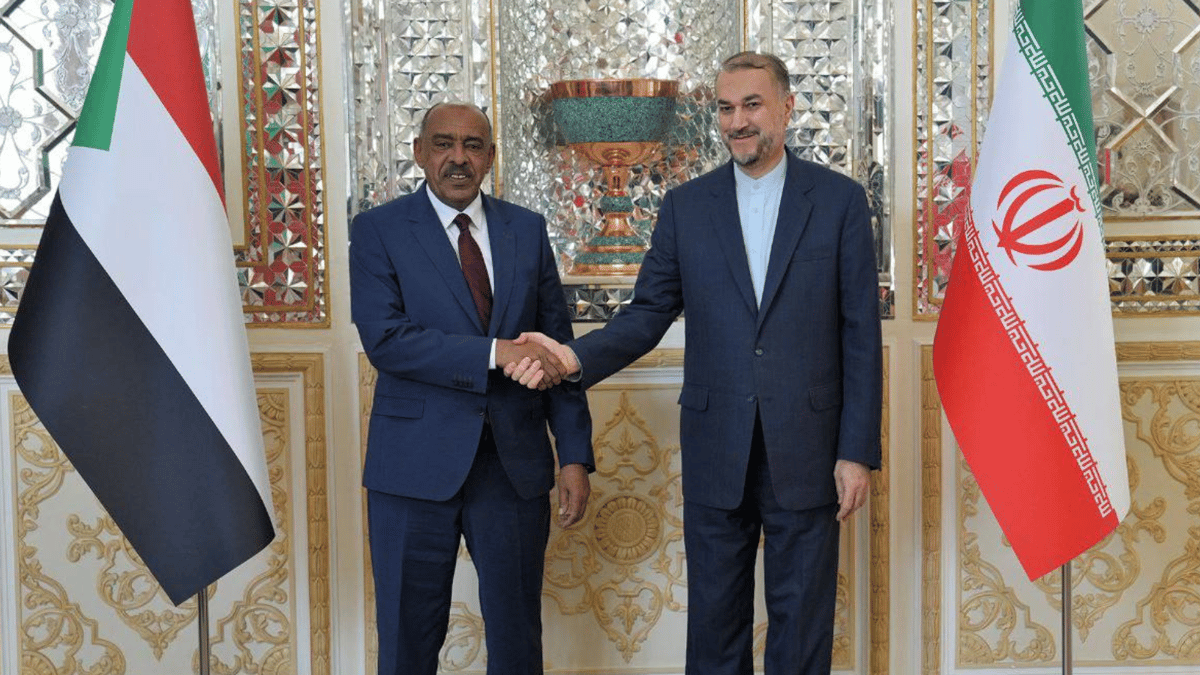 طهران وحكومة الخرطوم تستعدان لإعادة فتح سفارتي البلدين (صور)