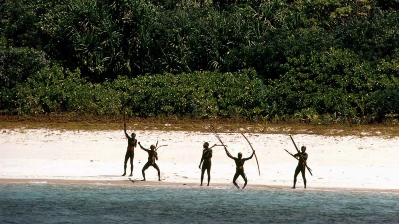 "علبة كوكاكولا" تعرّض أكثر قبيلة انعزالية في العالم لخطر الانقراض (صور)