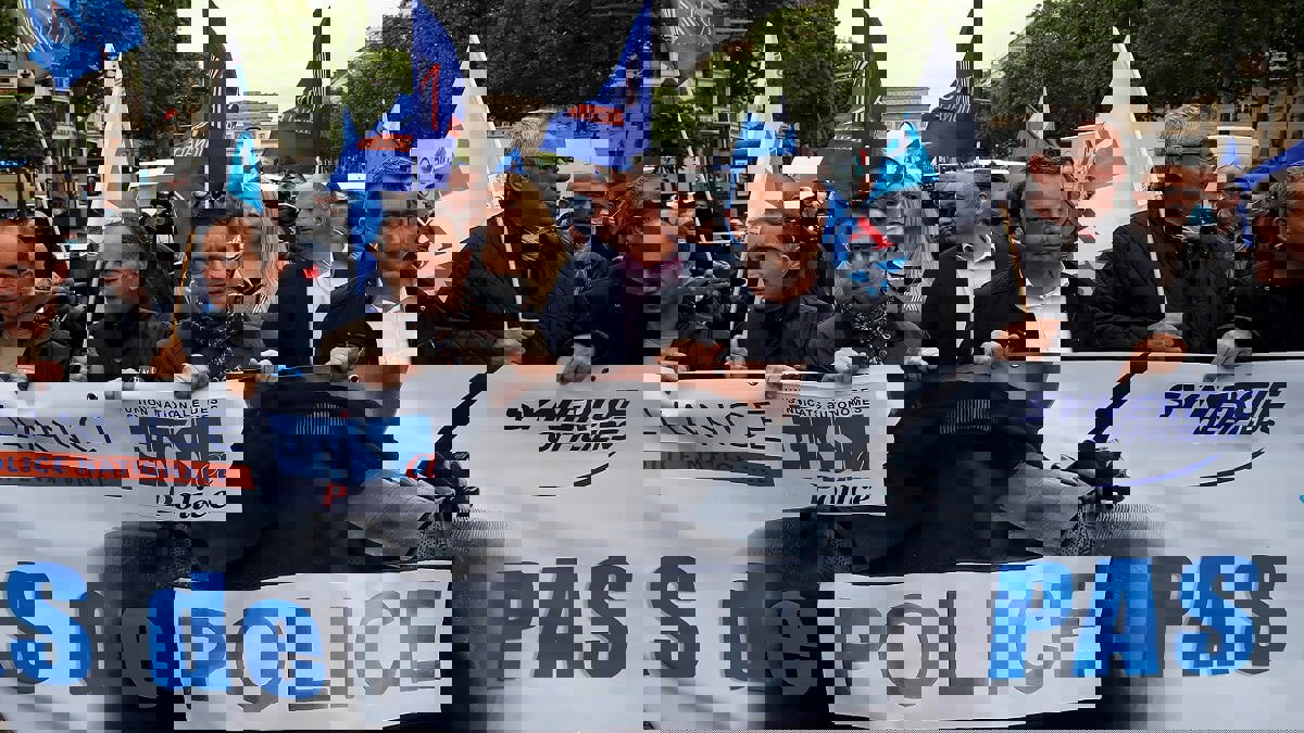 شرطة فرنسا تنظم احتجاجات على حظر تقييد الرقبة لاحتجاز المشتبه بهم