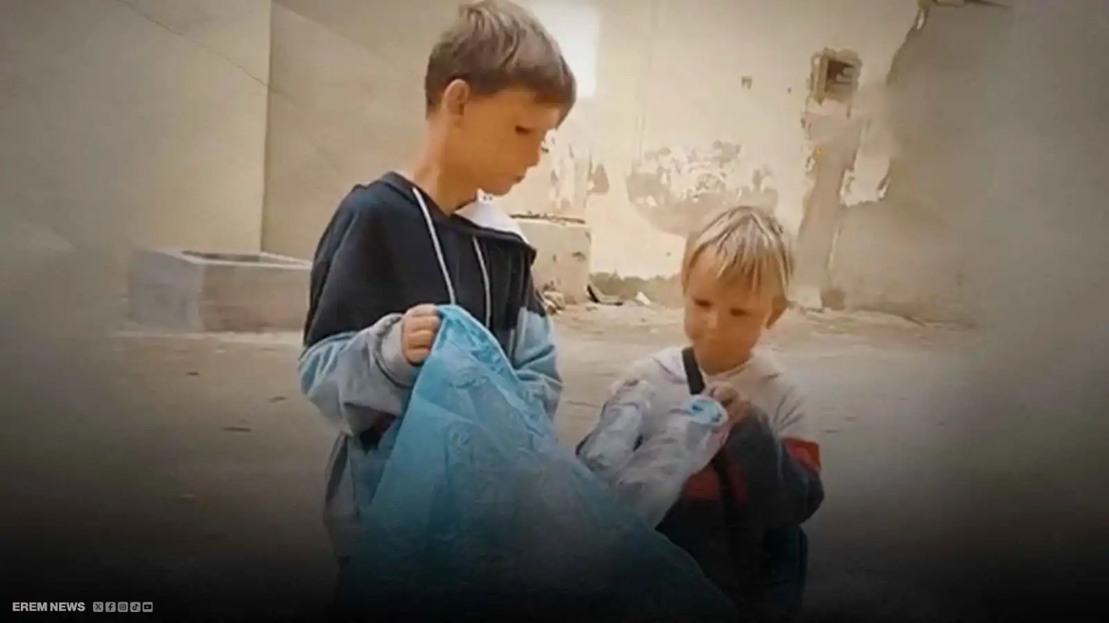 أطفال أجانب يجمعون البلاستيك بشوارع مصر.. ما القصة؟