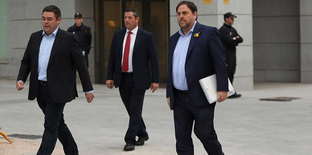 قادة كتالونيا يمثلون أمام القضاء الإسباني دون زعيم الإقليم