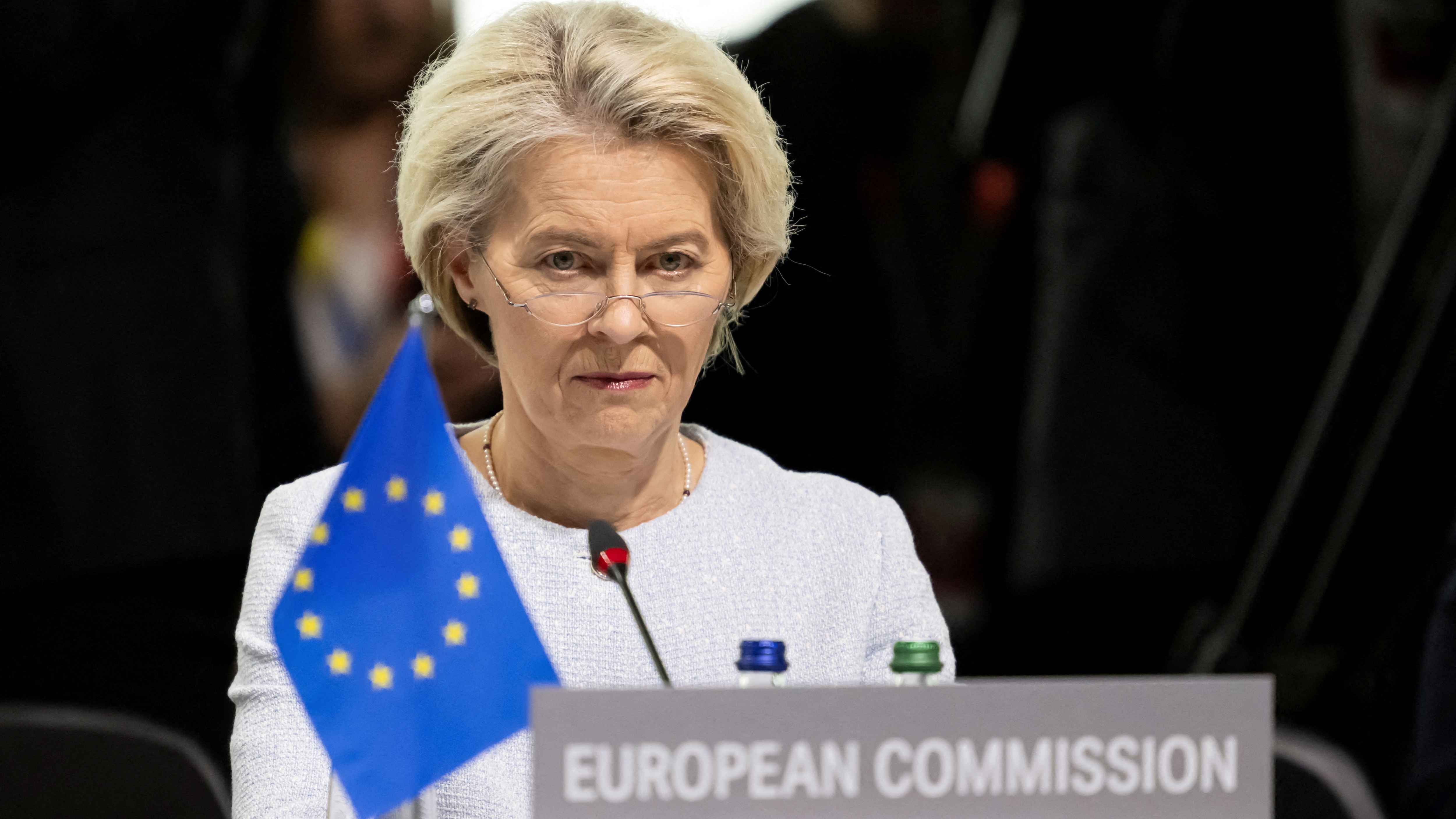 بدء الاستماع بقضية مراسلات فون دير لاين و مدير "فايزر" السرية