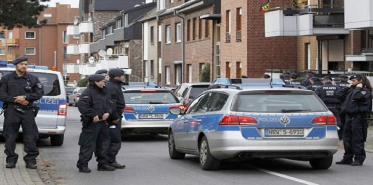 ألمانيا.. رجل عارٍ يخطف سلاحًا من شرطي ويطلق النار على نفسه