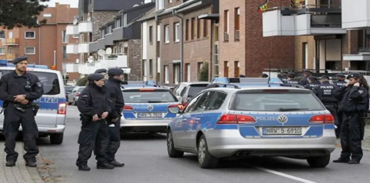 ألمانيا.. رجل عارٍ يخطف سلاحًا من شرطي ويطلق النار على نفسه