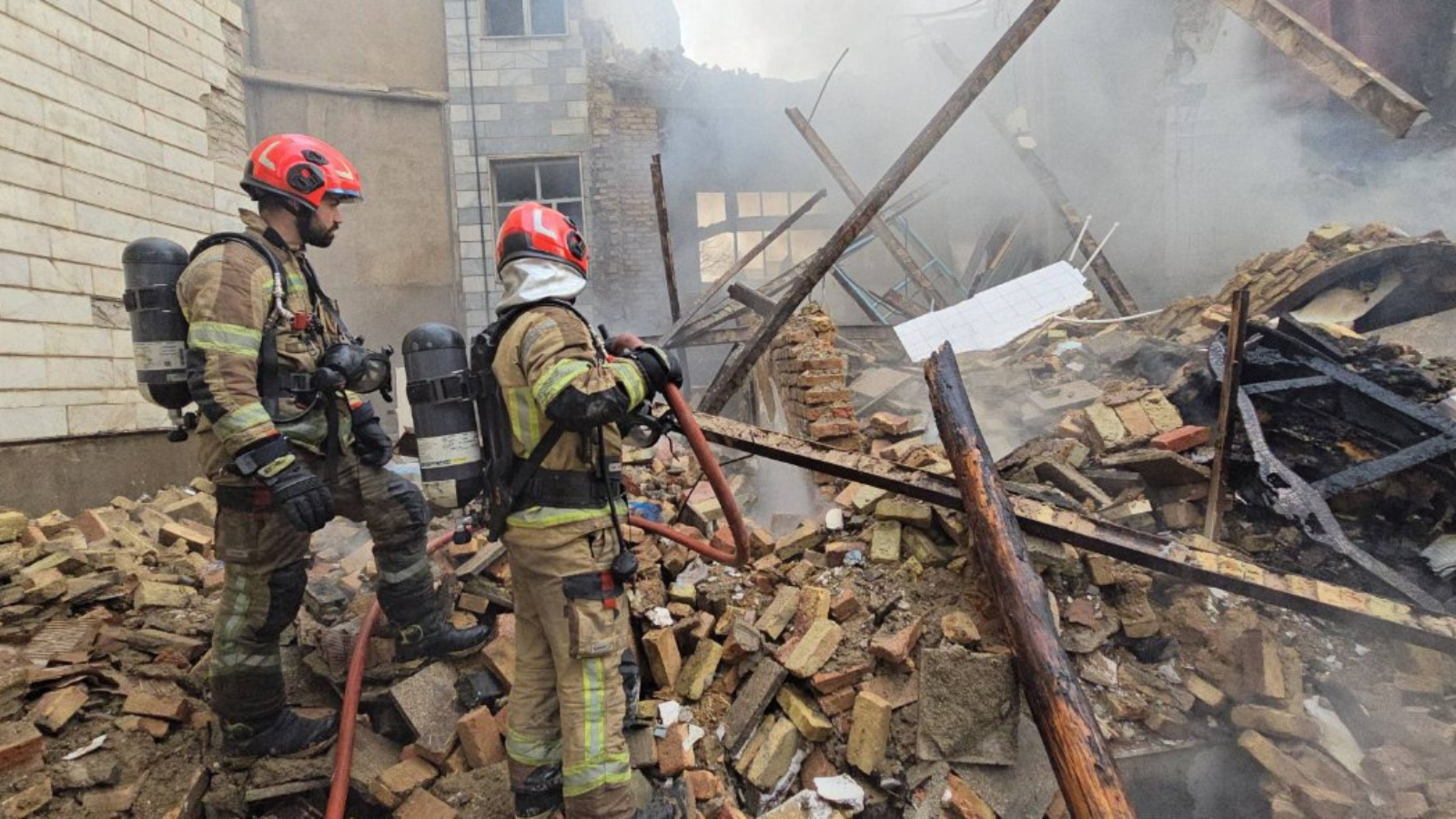 نتيجة تسرب للغاز.. إصابات خطيرة بانفجار عنيف في طهران (فيديو)