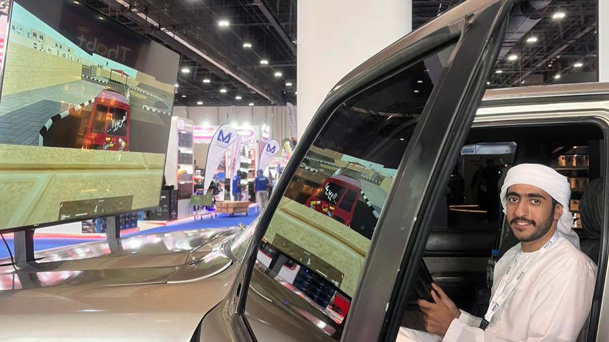 "ستيرنغ ويل".. شاب إماراتي يبتكر جهاز محاكاة للقيادة (صور)