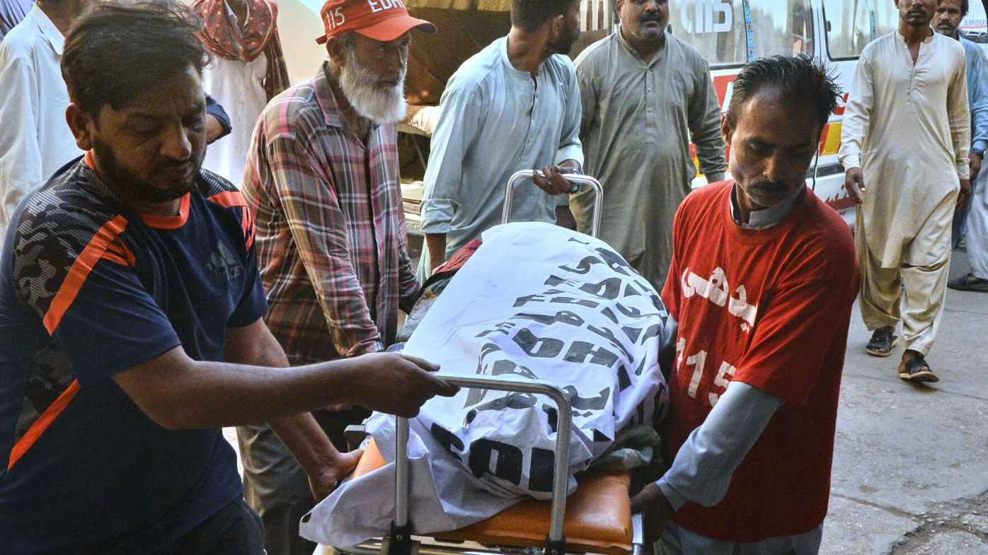 13 قتيلا إثر سقوط شاحنة جنوبي باكستان (فيديو)