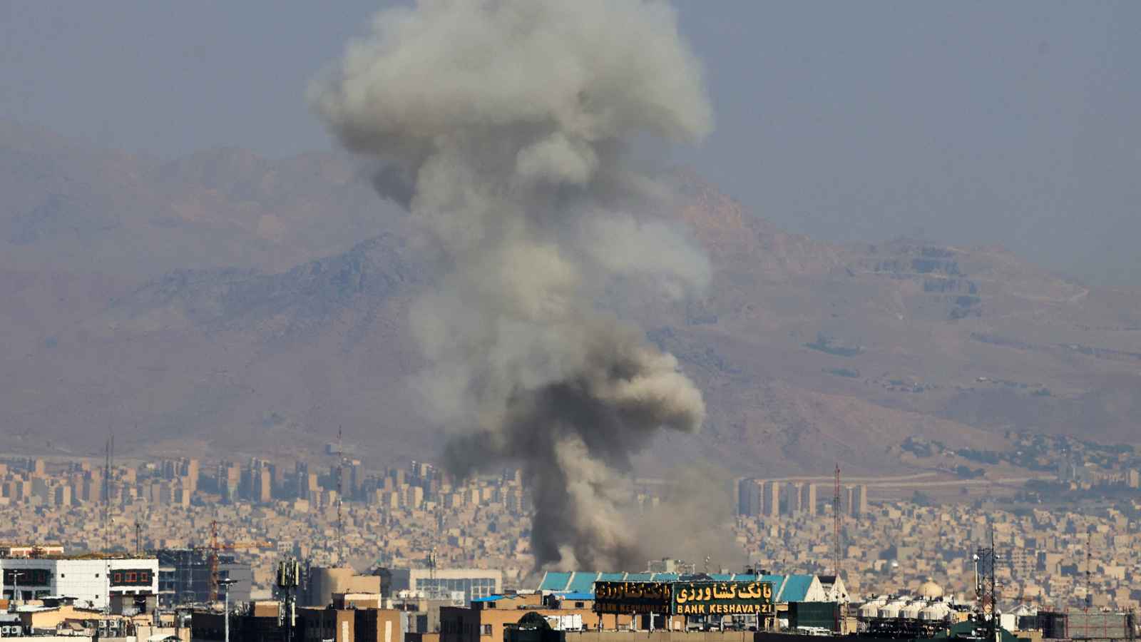 هل اتبعت إسرائيل استراتيجيتها مع "حزب الله" في هجومها على إيران؟