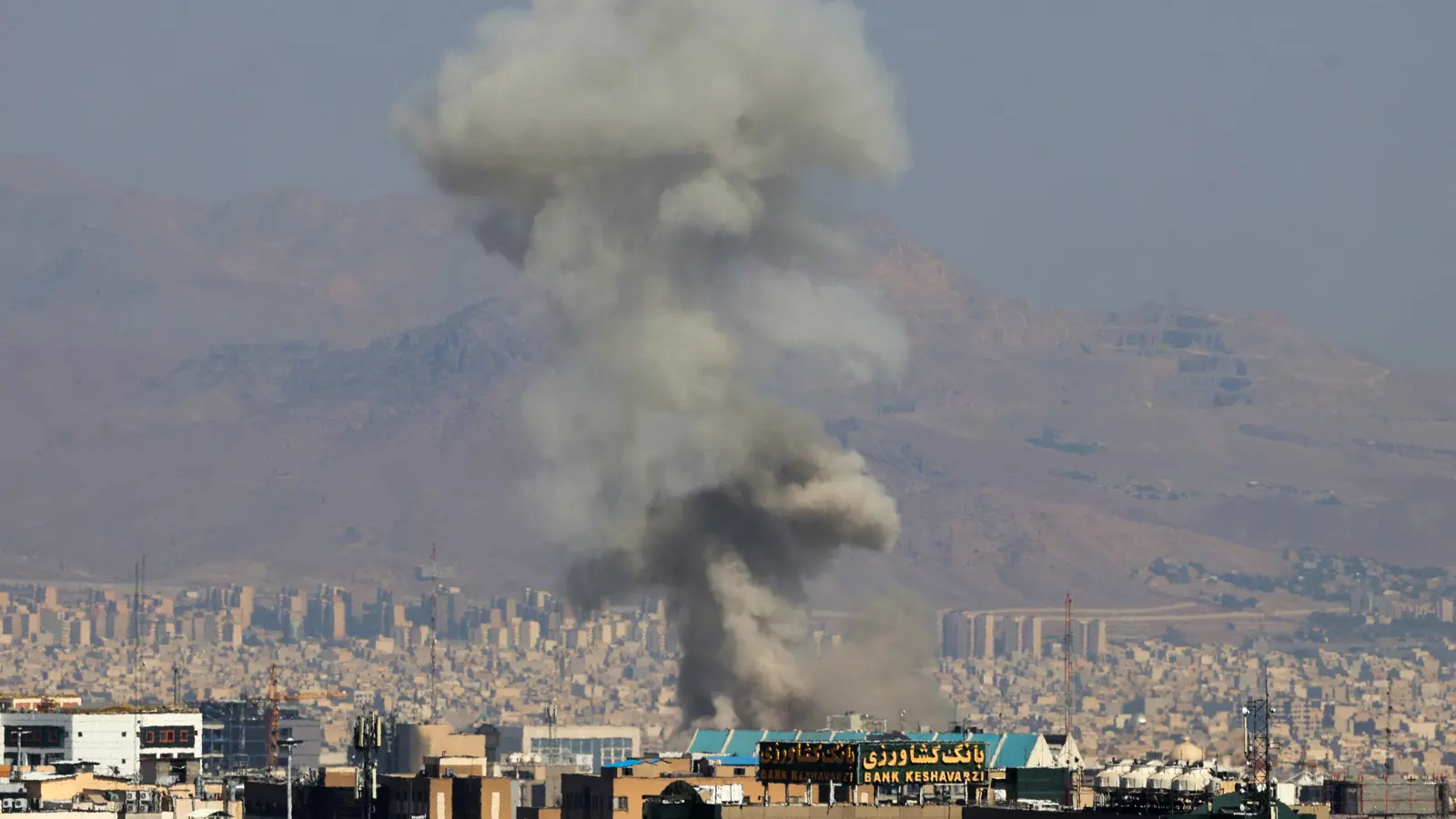 هل اتبعت إسرائيل استراتيجيتها مع "حزب الله" في هجومها على إيران؟