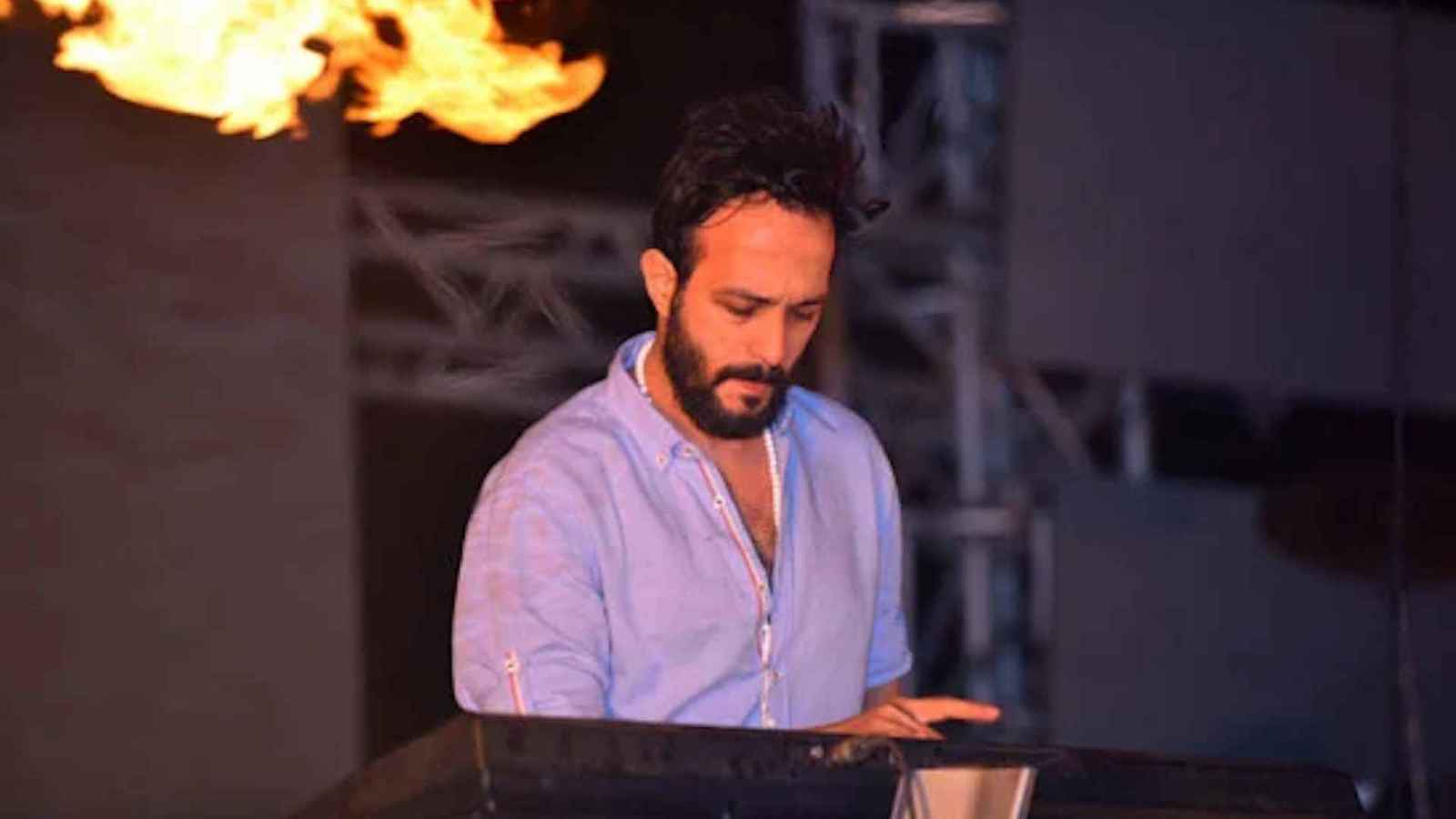 تامر حسني وحمادة هلال يؤازران أحمد عصام في وفاة والدته (صور)