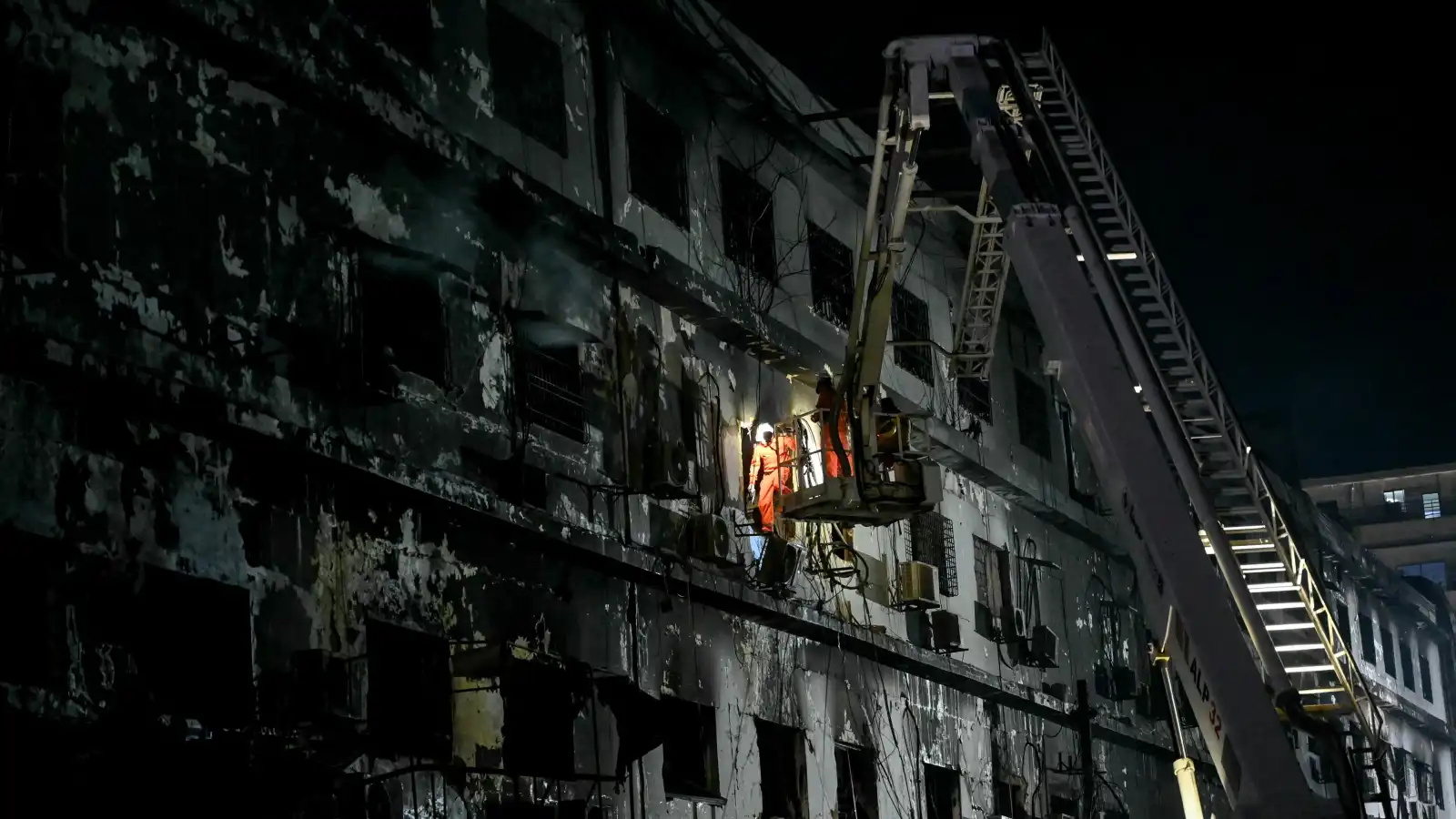 المجمع التجاري الذي تعرض للحريق في كراتشي