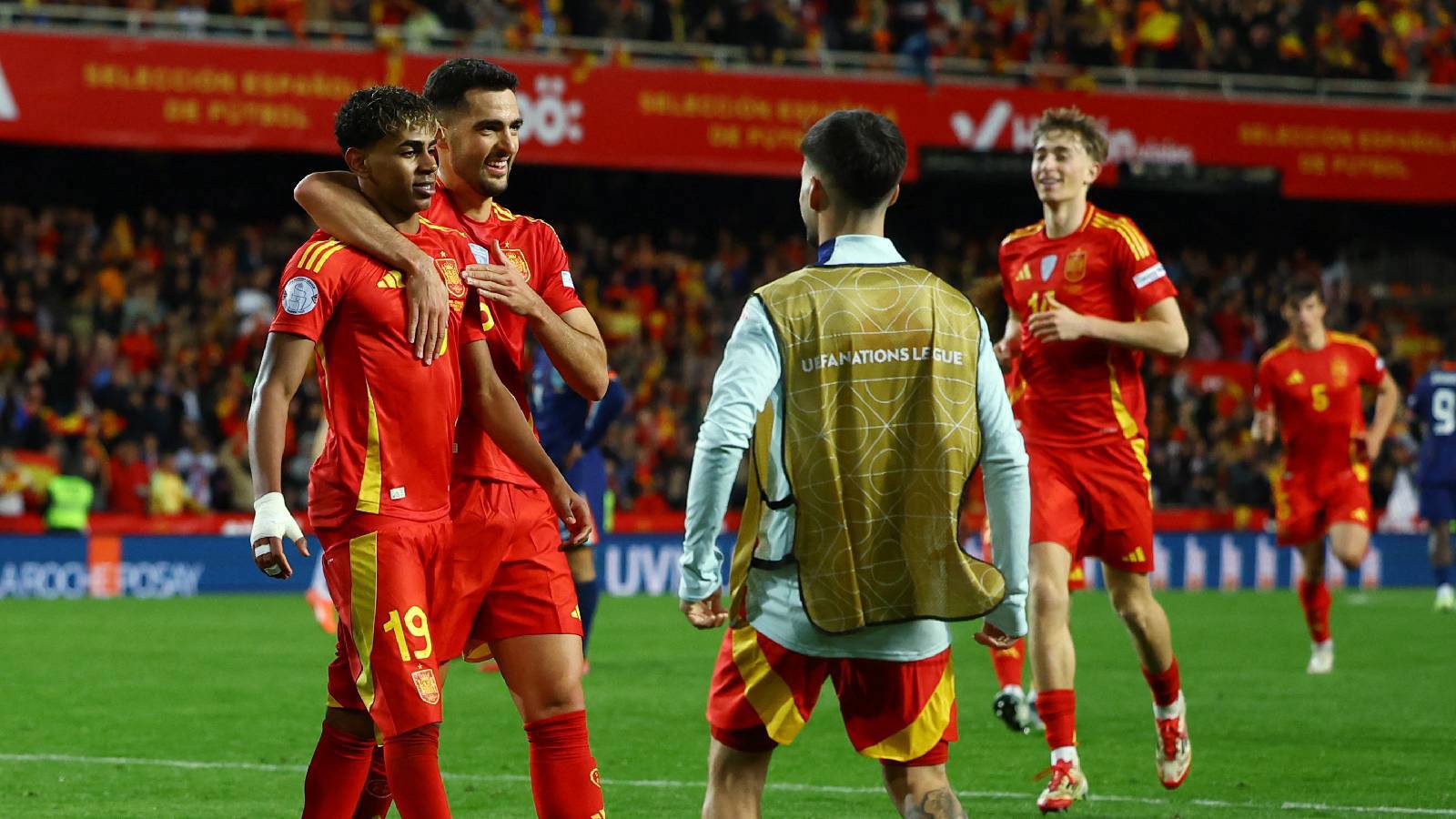 لاعب سمين.. فان دير فارت يرد على سخرية لامين يامال