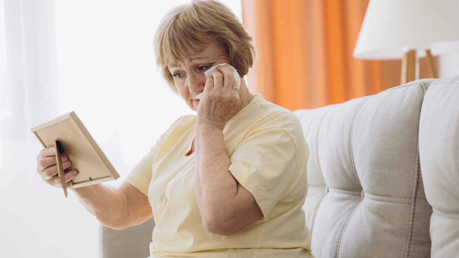 الفقد والحزن.. كيف نتعافى بعد رحيل من نحب؟