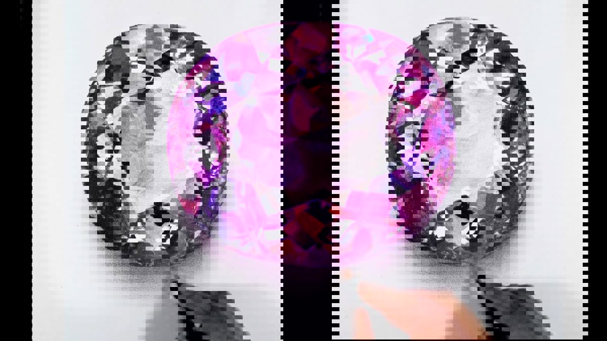 رسومات بأقلام التلوين تجسد مجوهرات تبدو حقيقية