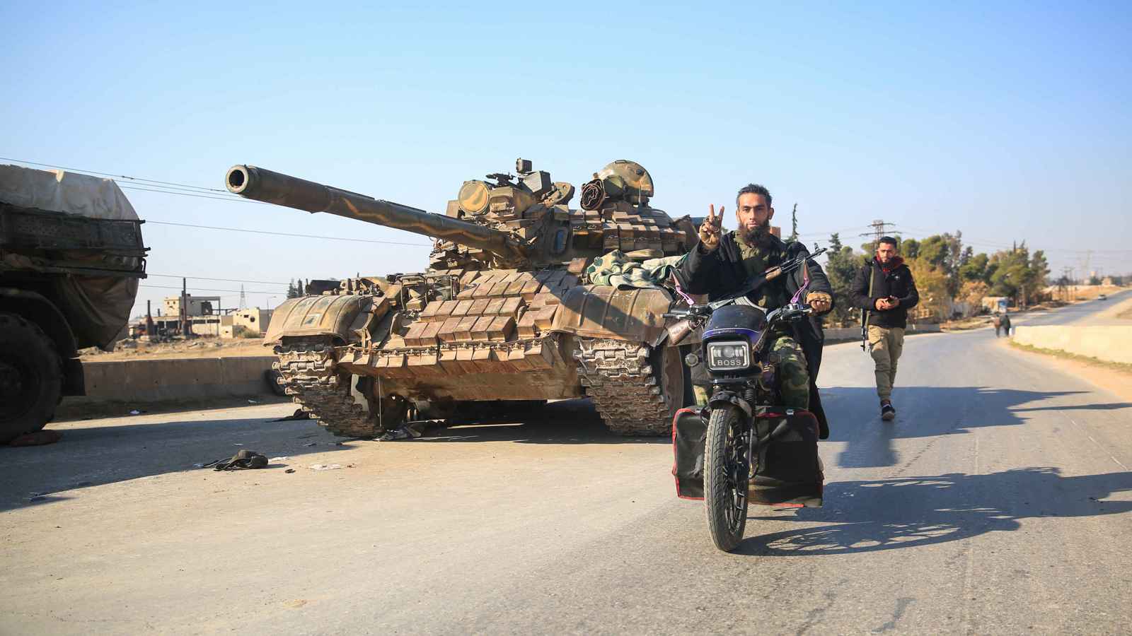 خبير عسكري يكشف خفايا الصراع في سوريا وأسباب انسحاب الجيش