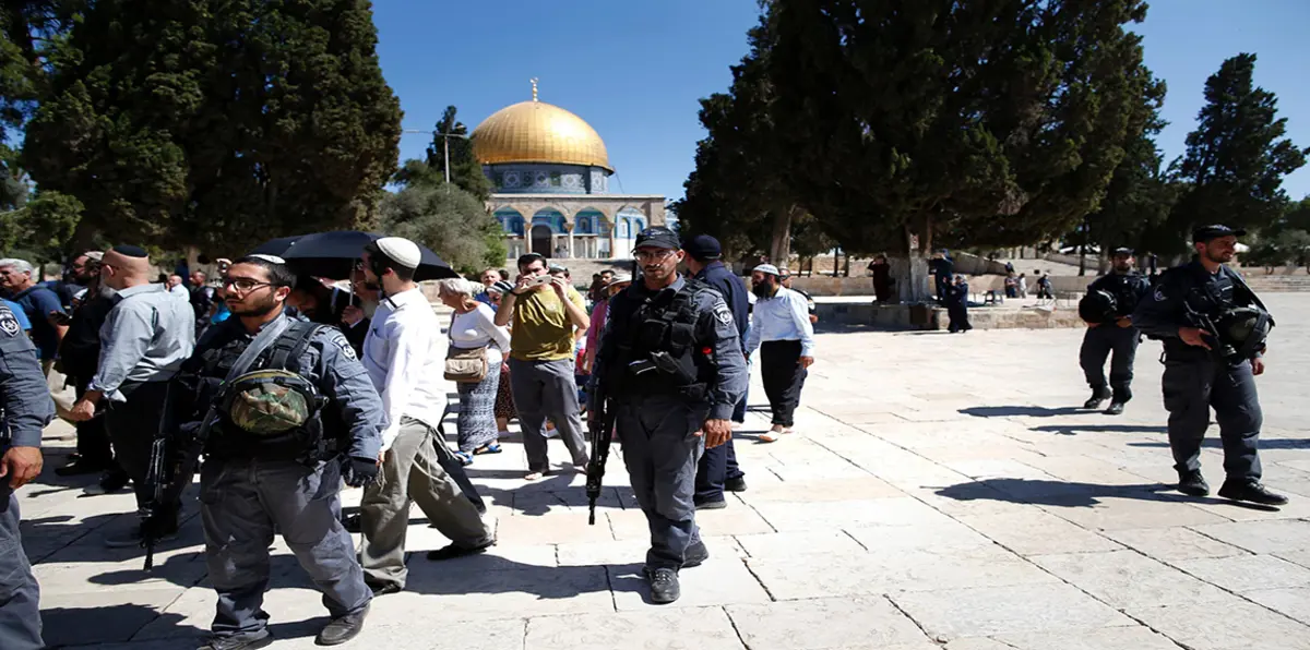 قوات الاحتلال تعتدي على المعتكفين في المسجد الأقصى وتعتقل عدداً منهم