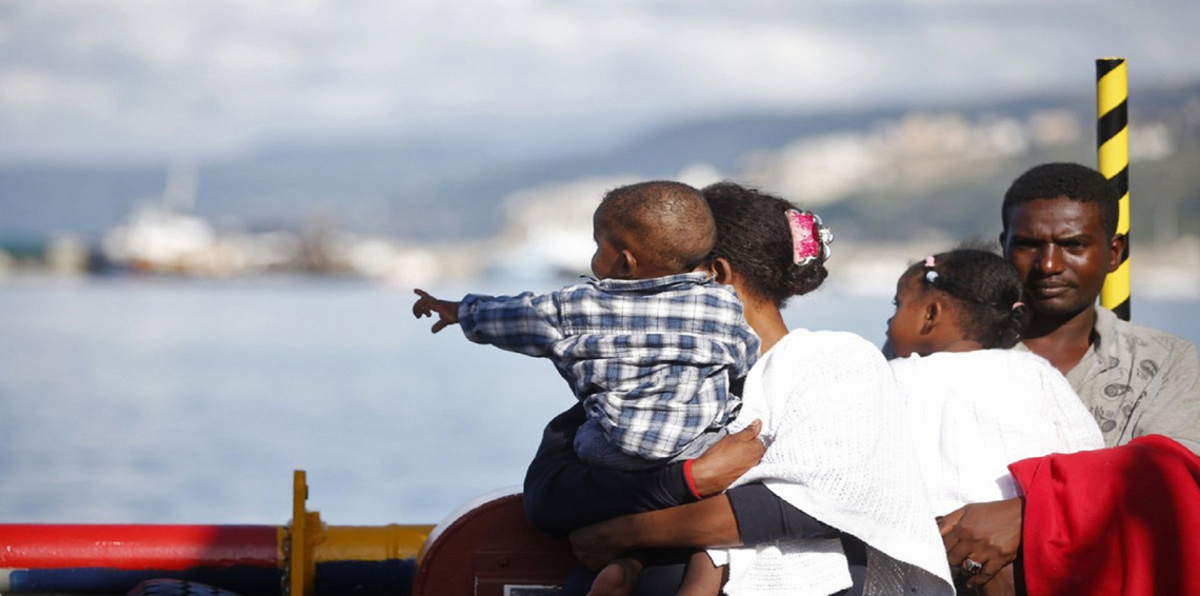 وصول مهاجرين إلى إسبانيا بعد عاصفة سياسية في الاتحاد الأوروبي