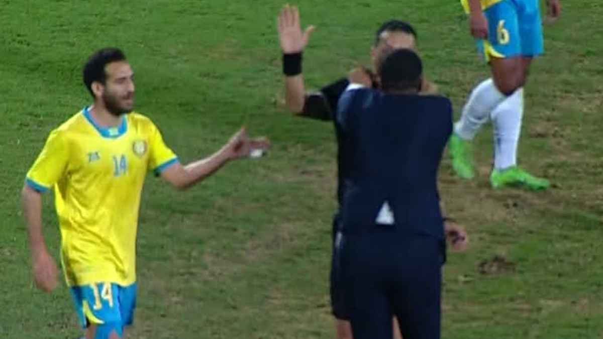 لقطة العام.. عضو مجلس إدارة يضرب حكما في أرض الملعب (فيديو)