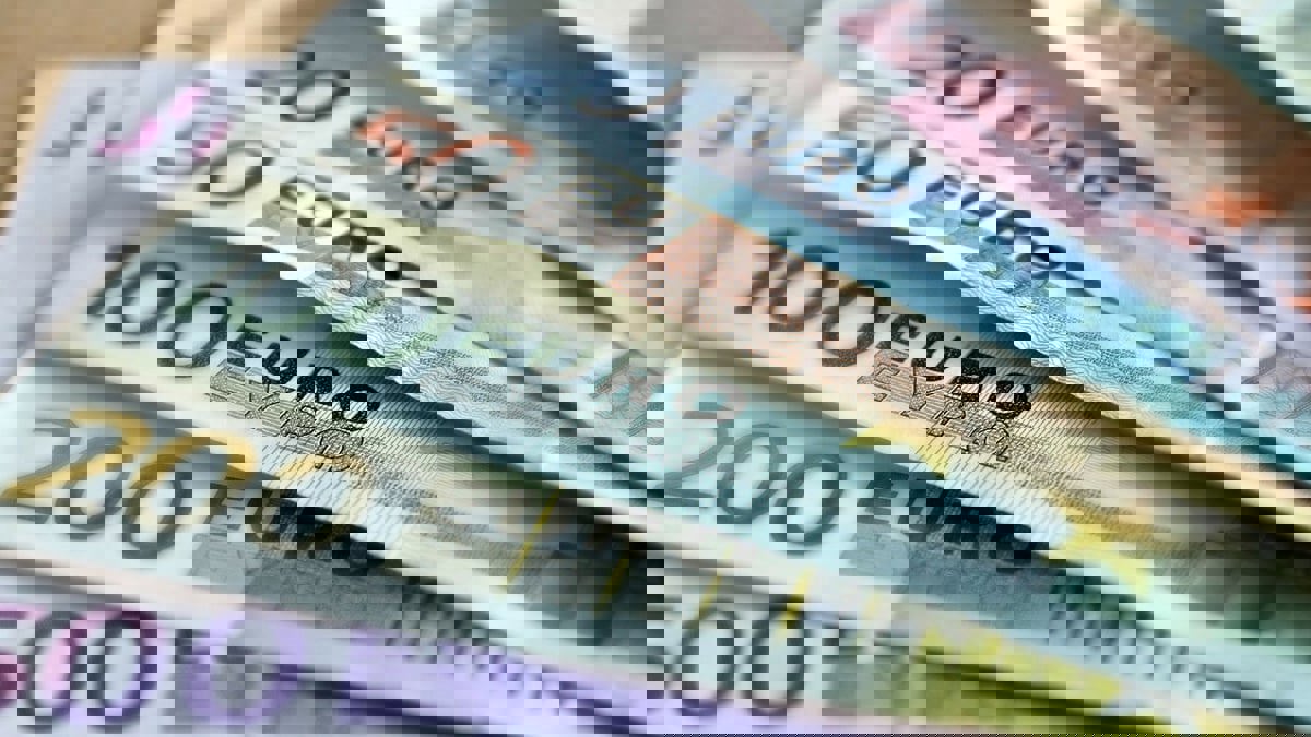 اليورو يستقر قرب أعلى مستوياته في أسبوعين أمام الدولار