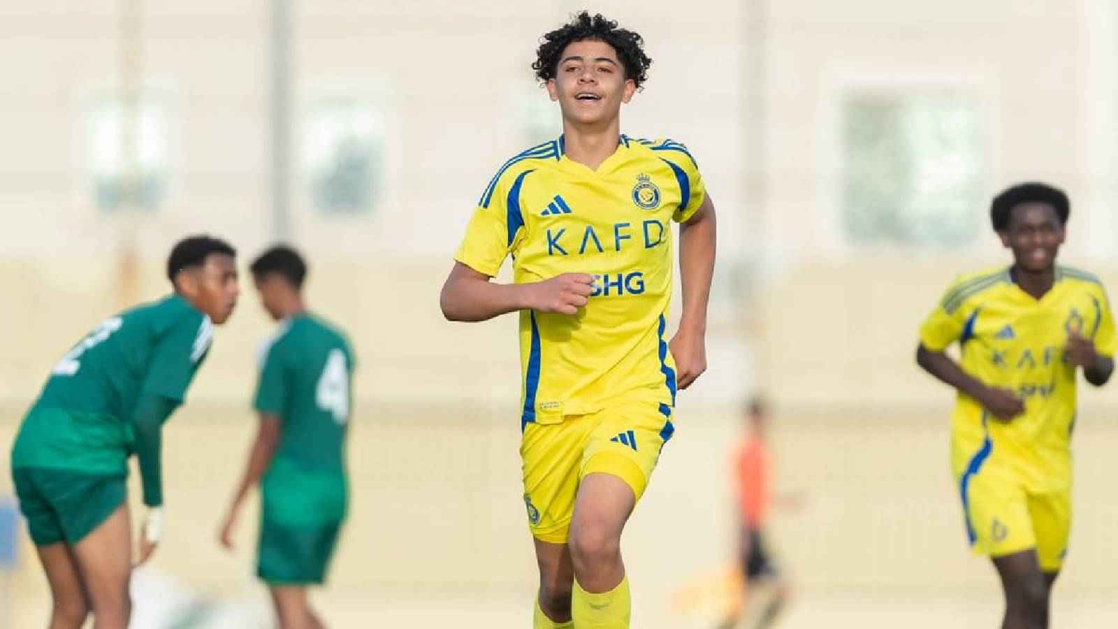 جورجينا تفاجئ كريستيانو جونيور في مباراة النصر والأهلي (فيديو)