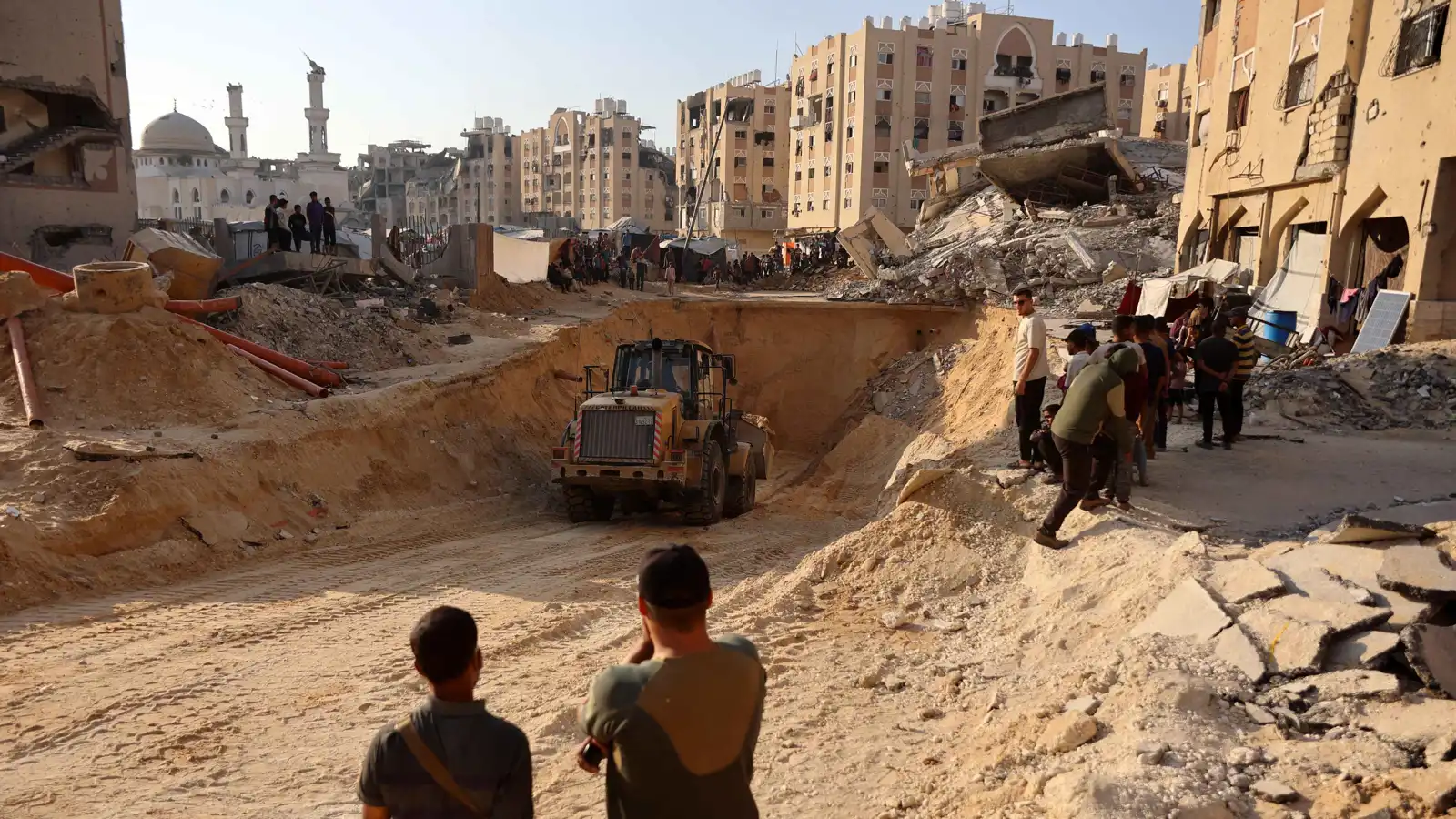 من عمليات البحث عن جثث الرهائن في خان يونس