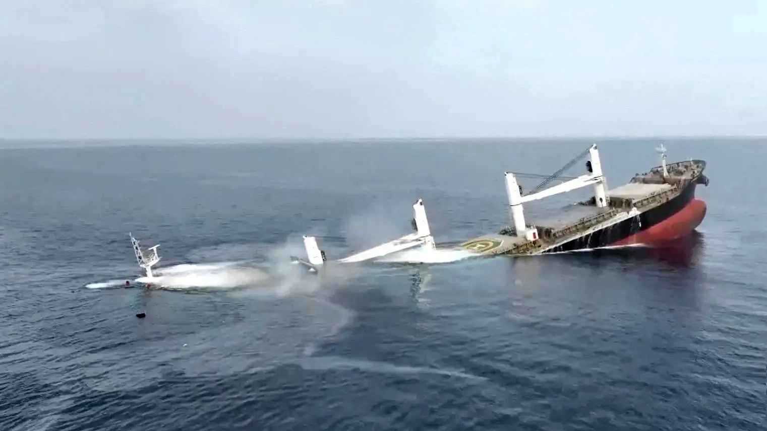 تهديد حوثي باستهداف أي سفن لشركات تتعامل مع المواني الإسرائيلية