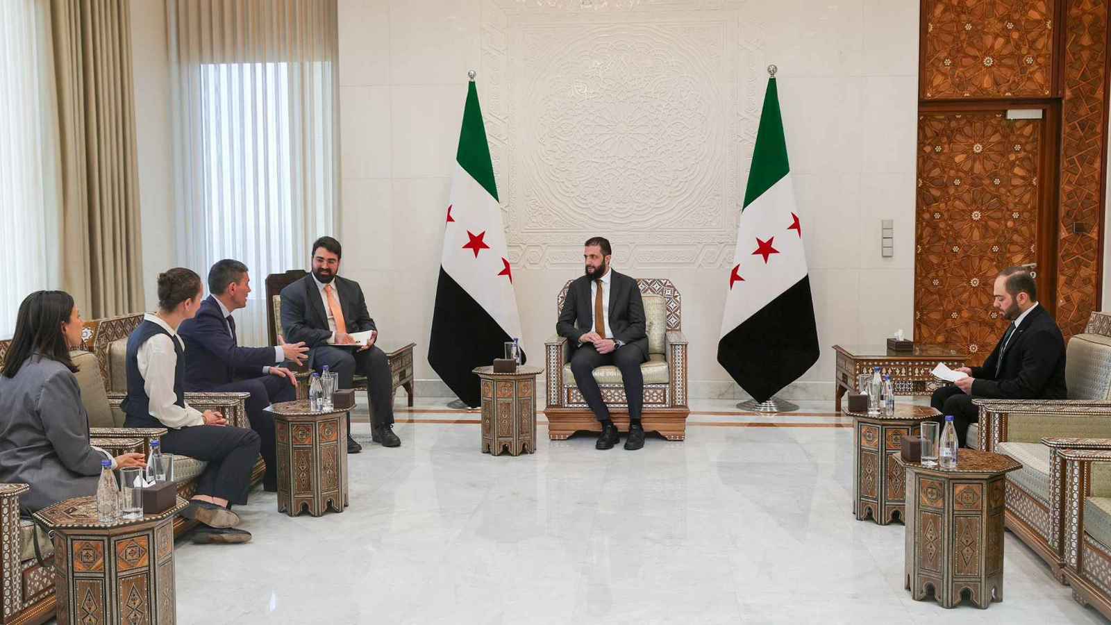 لبحث توسيع عملها.. الشرع يلتقي رئيس لجنة الإنقاذ الدولية في سوريا