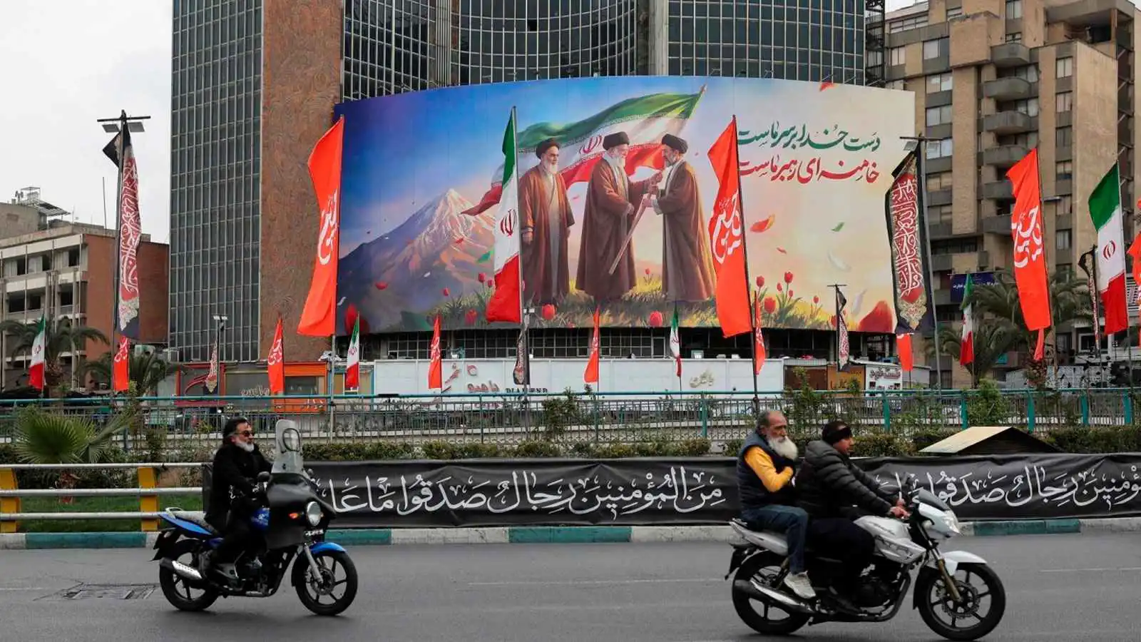 اكتفت بخامنئي ونجله.. طهران "تستبعد" صور الخميني من مؤسساتها (صورة)