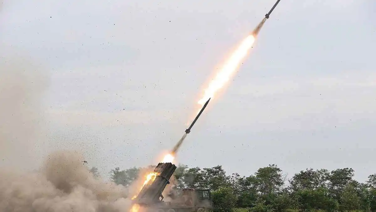 بالتزامن مع زيارة هيغسيث للحدود.. كوريا الشمالية تطلق قذائف صاروخية