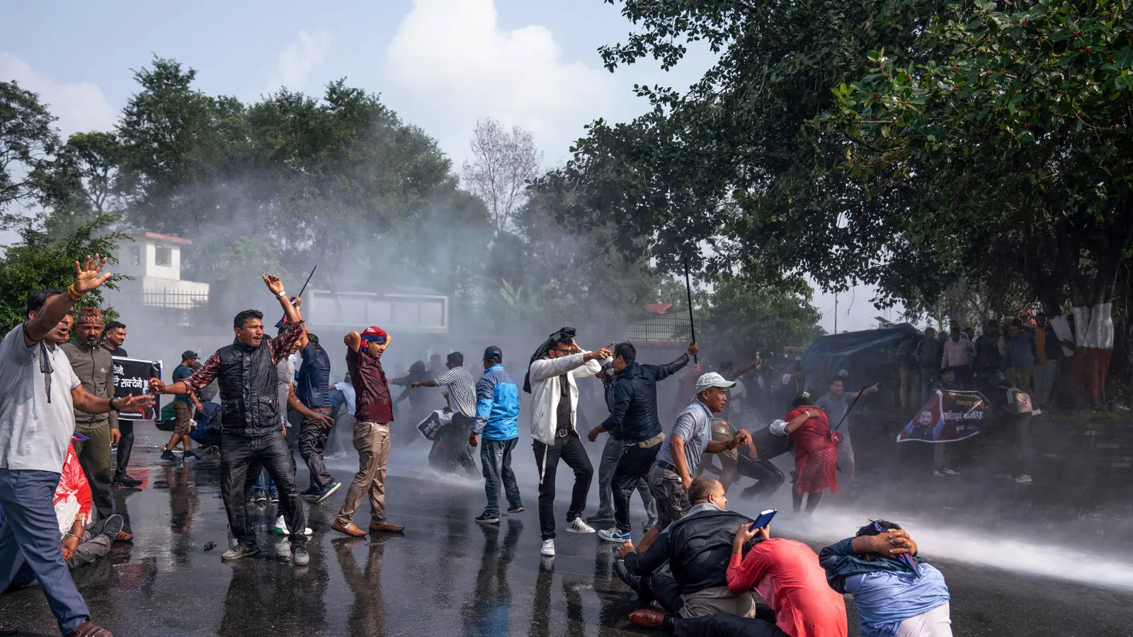 نيبال.. مواجهات بين الشرطة ومتظاهرين دعما لسياسي متهم بالفساد