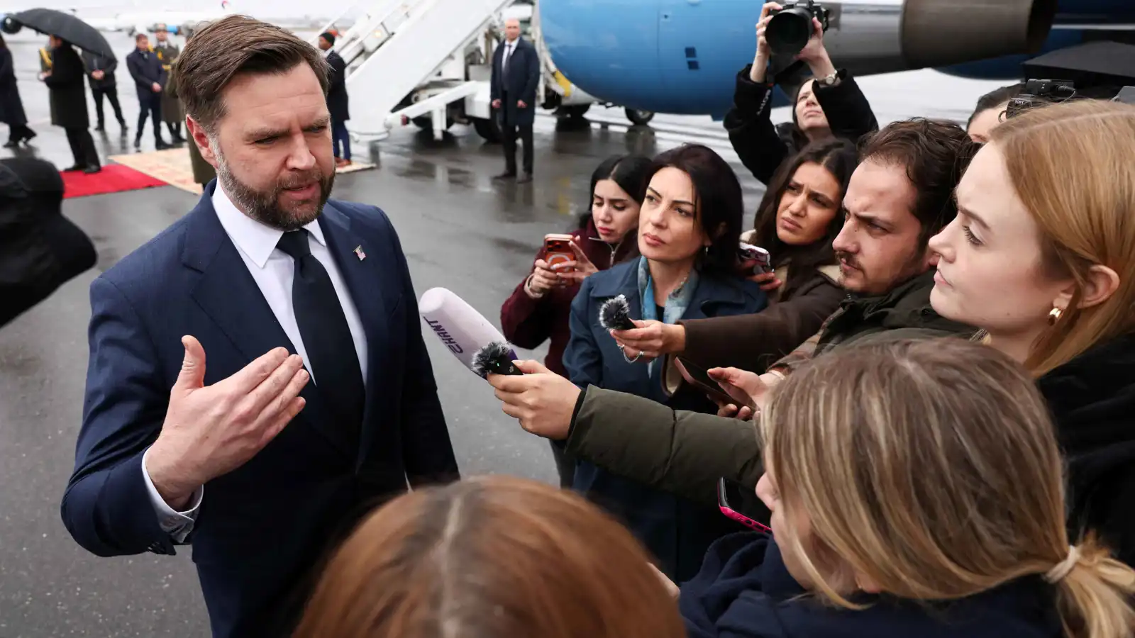 فانس يعرب عن قلقه من "التحيز السياسي" في الذكاء الاصطناعي