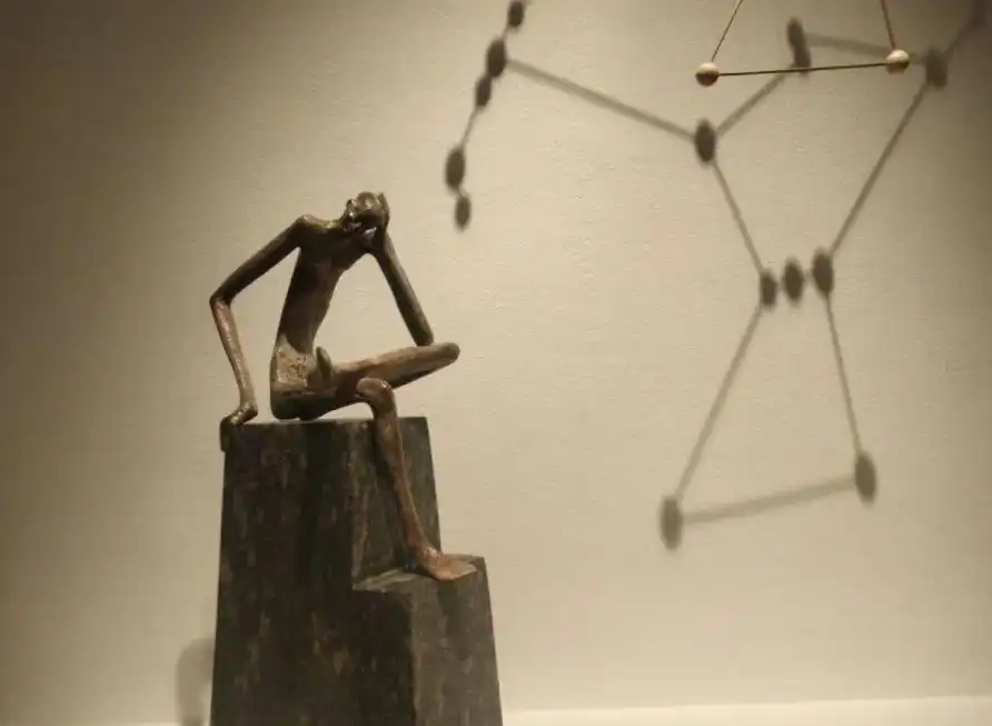 إحدى منحوتات المعرض