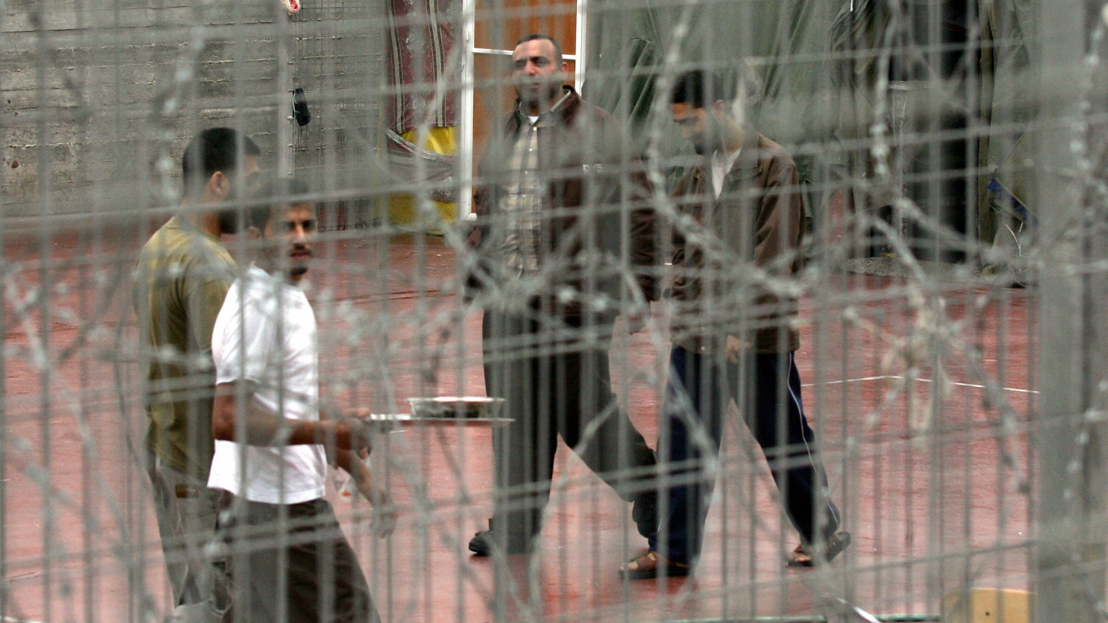 صفقة التبادل تقترب.. إسرائيل تخشى "انتفاضة السجون"