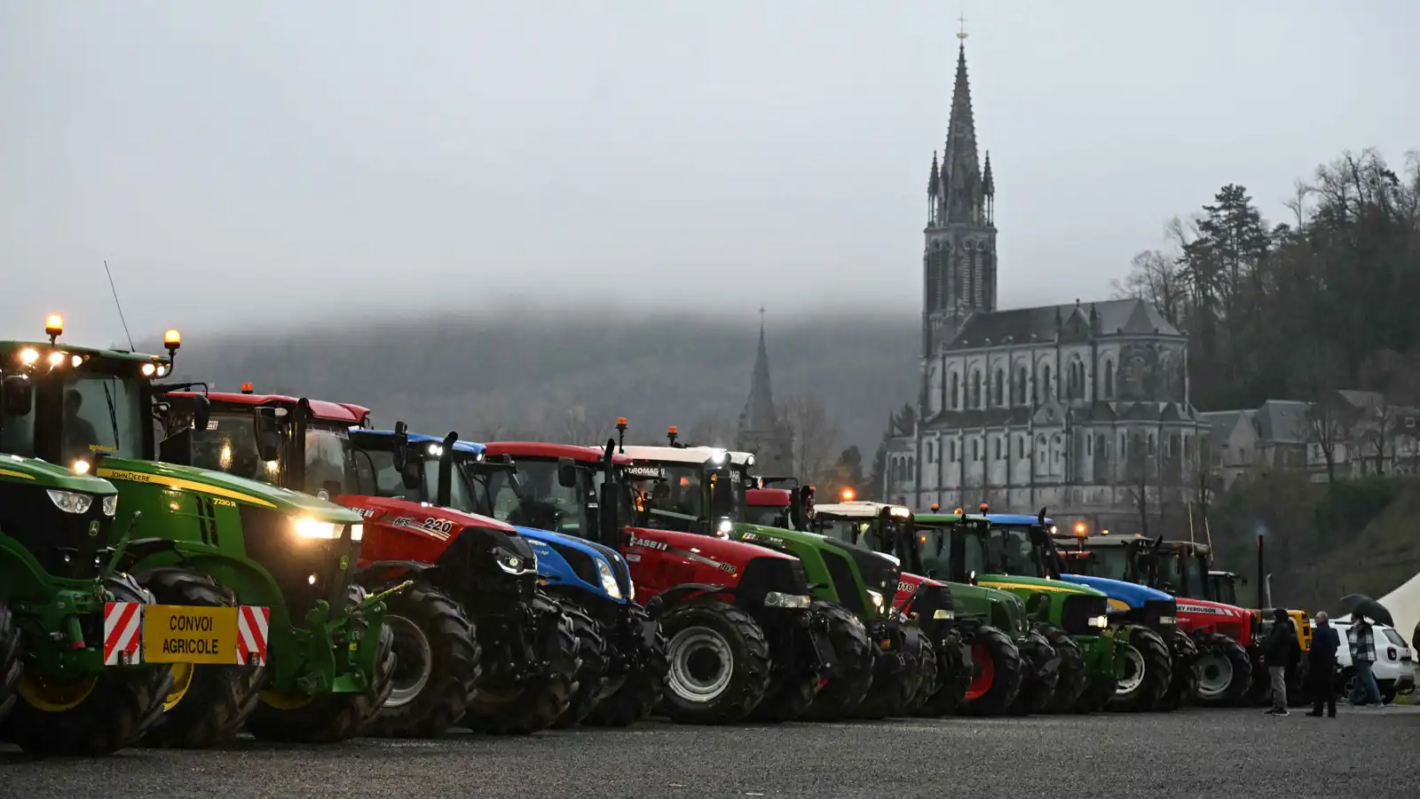 الجرارات تُحاصر معالم باريس.. مزارعو فرنسا ينتفضون بوجه "ميركوسور" (فيديو)