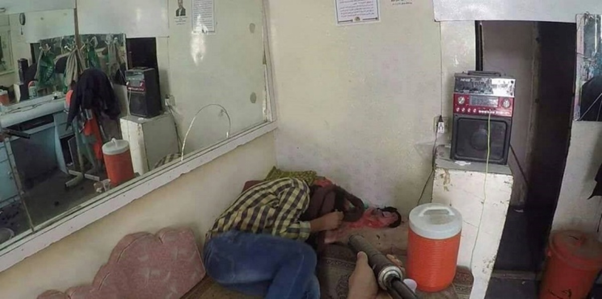 بالصور.. مسلحون مجهولون يغتالون شابًا في عدن اليمنية أمام المارة