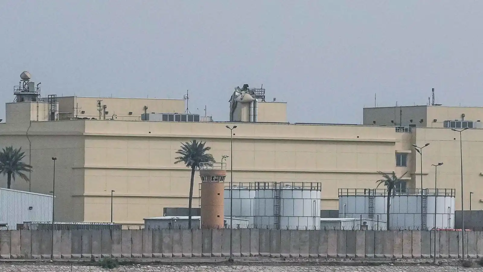 العراق.. استهداف قاعدة أمريكية في بغداد وغارة مجهولة على جرف الصخر (فيديو)