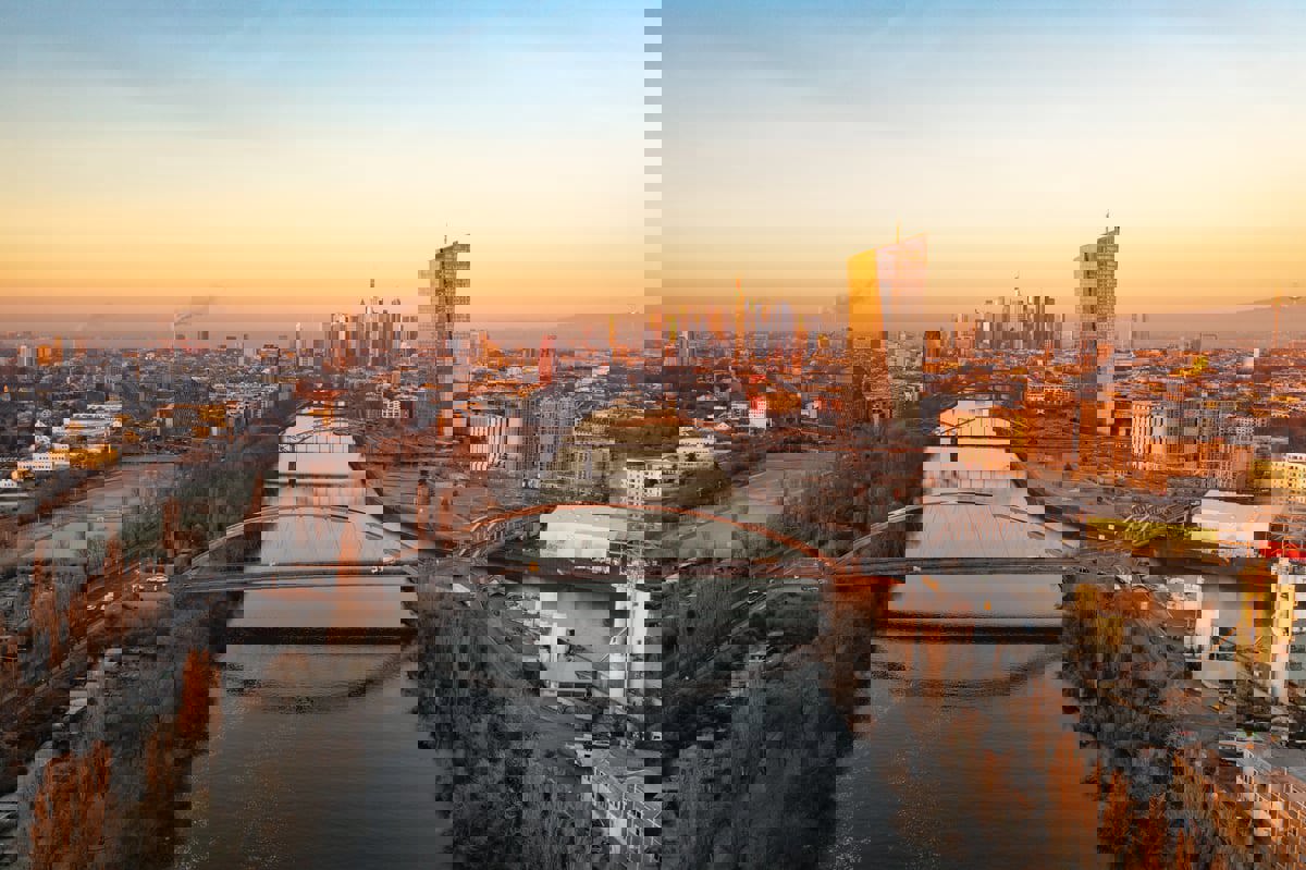 الفوانيس والنجوم تزيّن أحد شوارع فرانكفورت احتفاء برمضان