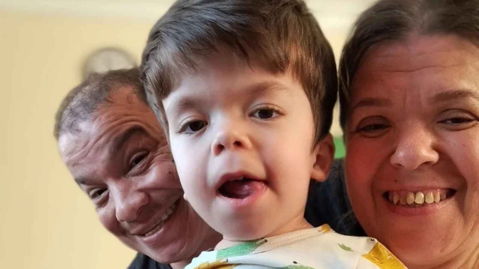 عائلة أقزام مشهورة على مواقع التواصل الاجتماعي تفقد طفلها الوحيد