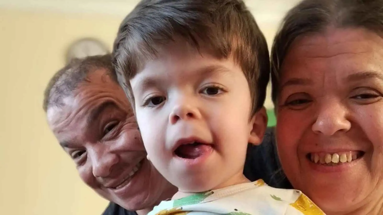 عائلة أقزام مشهورة على مواقع التواصل الاجتماعي تفقد طفلها الوحيد