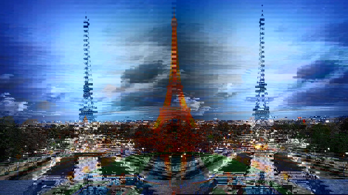 بينها برج إيفل.. أكثر الوجهات السياحية التي يمكن أن تتعرض فيها للسرقة