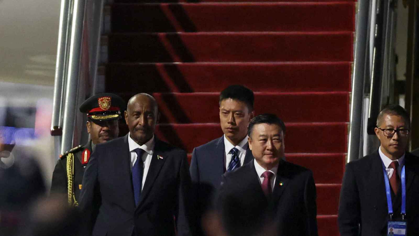 سياسيون سودانيون: البرهان وقّع "تفاهمات" في الصين وليس "اتفاقيات"