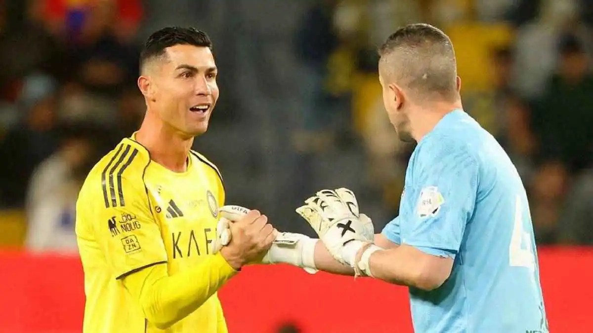 سخرية واعتذار.. ماذا دار بين كريستيانو رونالدو وغروهي في مباراة النصر والشباب؟