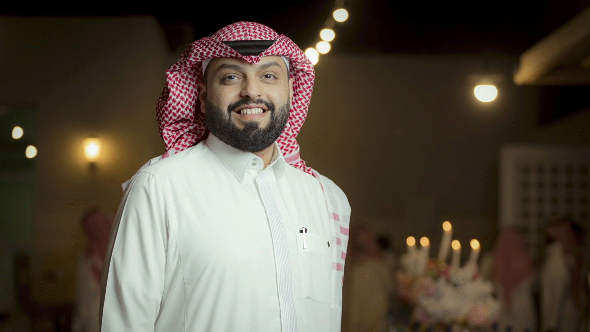 جدل واسع بعد نشر منصور الرقيبة فيديو يوثق خضوعه للعلاج بالخلايا الجذعية (فيديو)