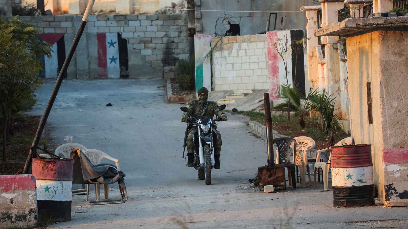 المعارضة المسلحة تقتحم الفرقة التاسعة في "الصنمين" بدرعا (فيديو)