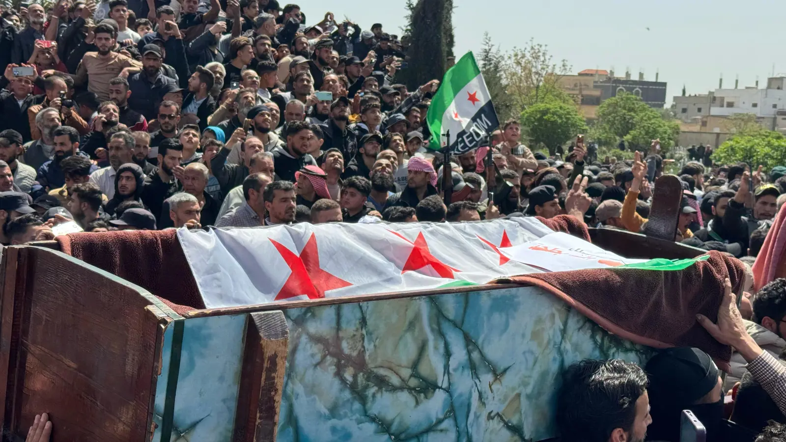 يديعوت أحرونوت: انتهاء "شهر العسل" بين الجيش الإسرائيلي وأهالي درعا